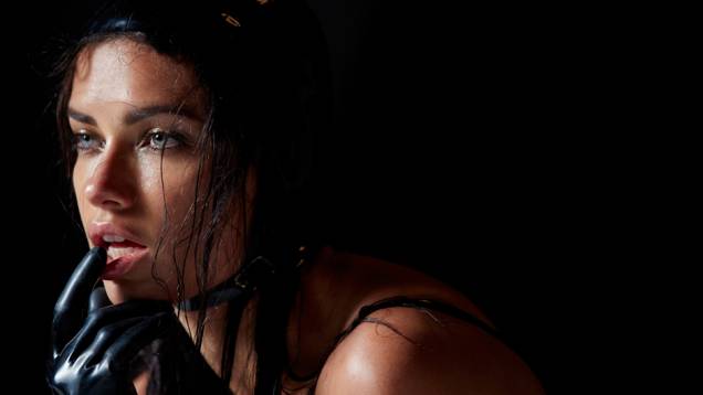 Fábrica de pneus italiana divulgou, nesta semana, imagens do seu tradicional calendário na edição 2015. Modelo: Adriana Lima Fábrica de pneus italiana divulgou, nesta semana, imagens do seu tradicional calendário na edição 2015. Modelo: Adriana Lima