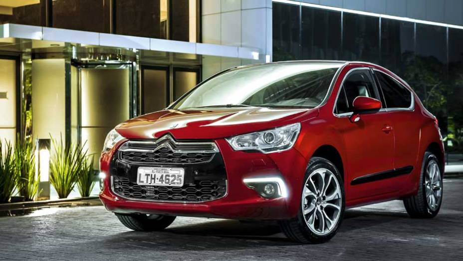 O terceiro membro da família DS chegou ao Brasil: conheça o DS4 | <a href="https://quatrorodas.abril.com.br/carros/lancamentos/citroen-ds4-734568.shtml" rel="migration">Leia mais</a>