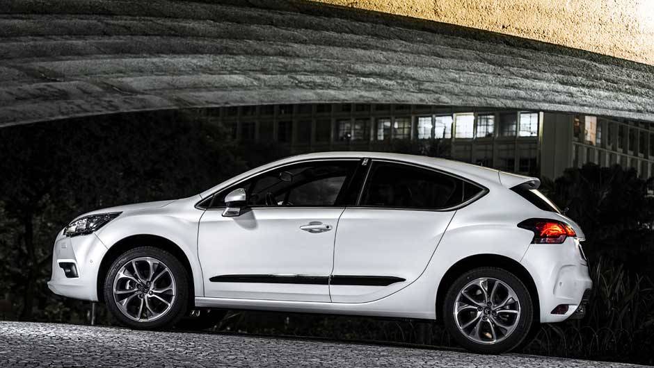 N&atilde;o parece, mas ele &eacute; um hatch de cinco portas; as ma&ccedil;anetas embutidas na coluna o deixam com cara de cup&ecirc; | <a href="https://quatrorodas.abril.com.br/carros/lancamentos/citroen-ds4-734568.shtml" rel="migration">Leia mais</a>