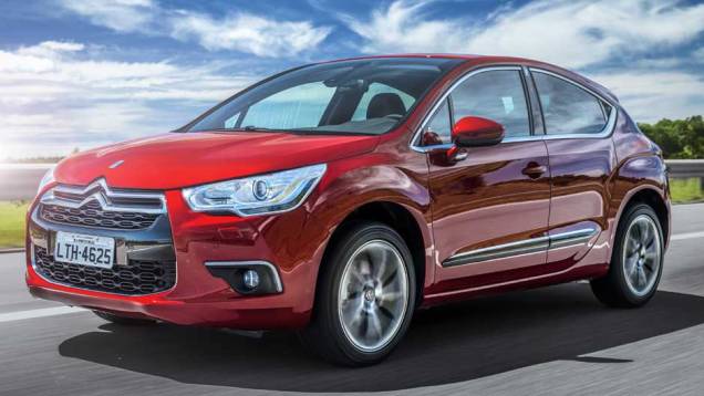 Oferecido em versão única por aqui, o DS4 usa o mesmo motor 1.6 turbo do DS3, com 165 cv | <a href="https://quatrorodas.abril.com.br/carros/lancamentos/citroen-ds4-734568.shtml" rel="migration">Leia mais</a>