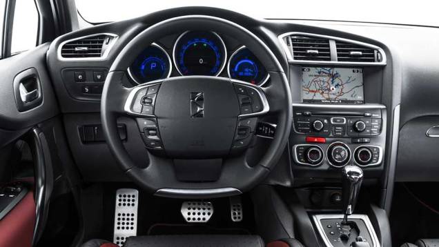 O interior traz materiais nobres no acabamento, incluindo couro e plástico mais suave ao toque das mãos | <a href="https://quatrorodas.abril.com.br/carros/lancamentos/citroen-ds4-734568.shtml" rel="migration">Leia mais</a>