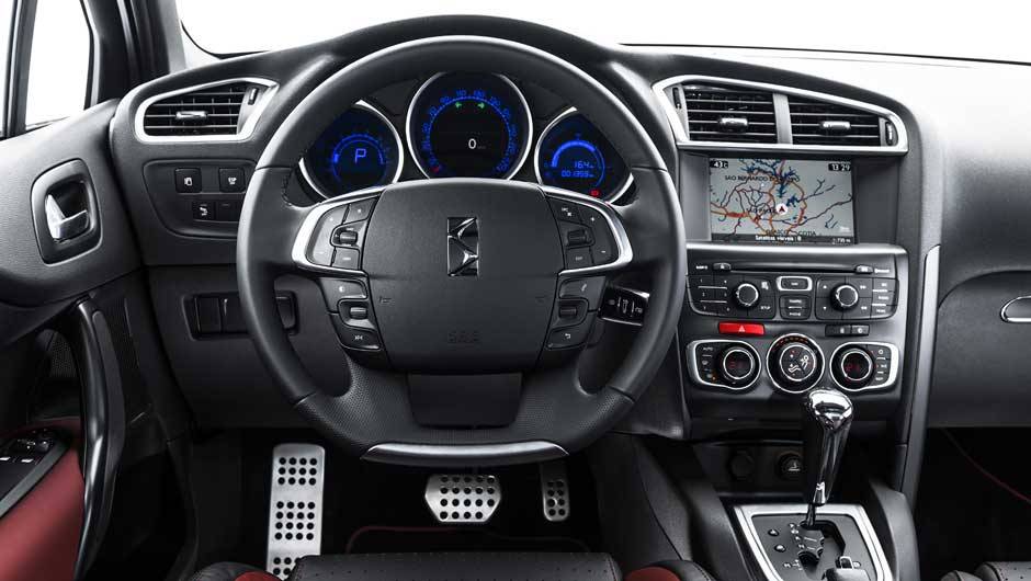 O interior traz materiais nobres no acabamento, incluindo couro e pl&aacute;stico mais suave ao toque das m&atilde;os | <a href="https://quatrorodas.abril.com.br/carros/lancamentos/citroen-ds4-734568.shtml" rel="migration">Leia mais</a>