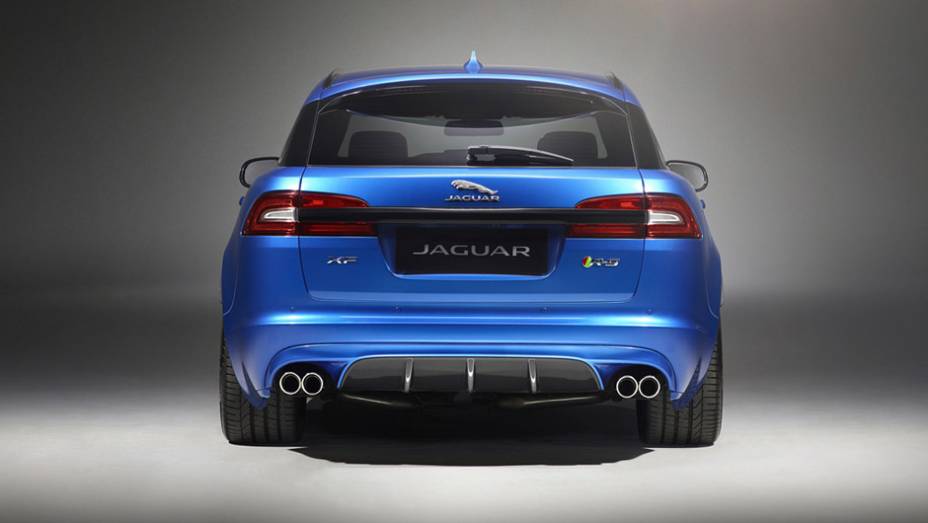 As quatro saídas de escape emitem um ronco alto e encorpado, como nos outros esportivos da Jaguar | <a href="https://quatrorodas.abril.com.br/noticias/saloes/genebra-2014/jaguar-mostra-xkr-s-sportbrake-774542.shtml" rel="migration">Leia mais</a>