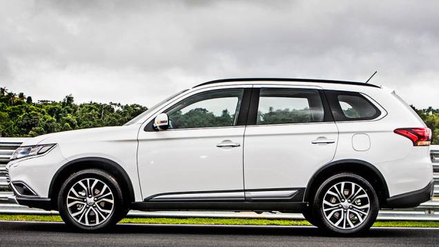 Para a Mitsubishi, o Outlander não é um SUV, mas sim um crossover - <a href="https://quatrorodas.abril.com.br/carros/testes/mitsubishi-new-outlander-2-2l-diesel-870160.shtml" rel="migration">Leia mais</a>