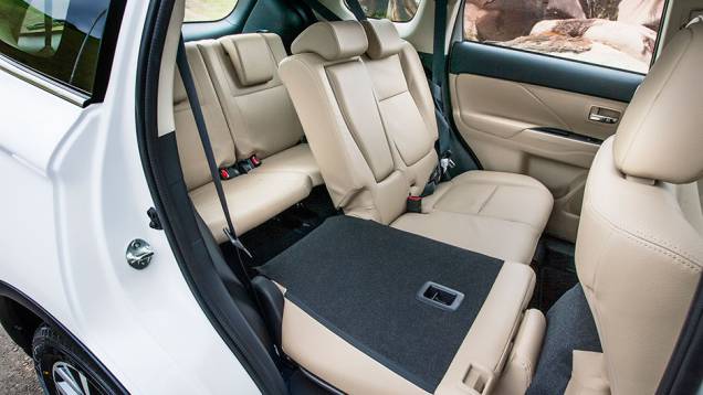 Bancos bipartidos permitem diversas configurações para transporte de carga e passageiros - <a href="https://quatrorodas.abril.com.br/carros/testes/mitsubishi-new-outlander-2-2l-diesel-870160.shtml" rel="migration">Leia mais</a> Bancos bipartidos permitem diversas configurações para transporte de carga e passageiros - <a href="https://quatrorodas.abril.com.br/carros/testes/mitsubishi-new-outlander-2-2l-diesel-870160.shtml" rel="migration">Leia mais</a>