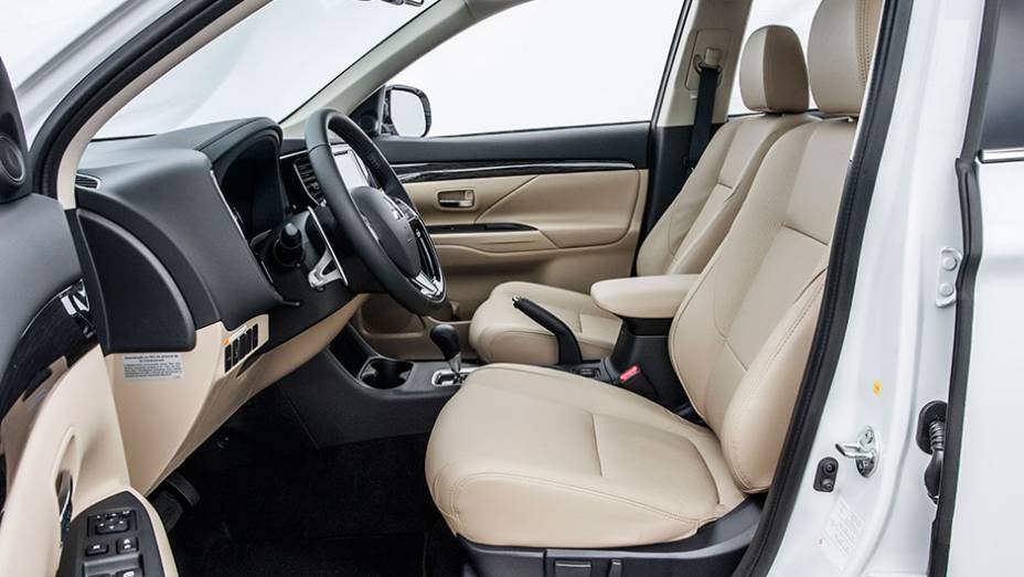 Espaço de sobra para o motorista, posição ideal de dirigir é encontrada facilmente com regulagem dos bancos e do volante - <a href="https://quatrorodas.abril.com.br/carros/testes/mitsubishi-new-outlander-2-2l-diesel-870160.shtml" rel="migration">Leia mais</a>