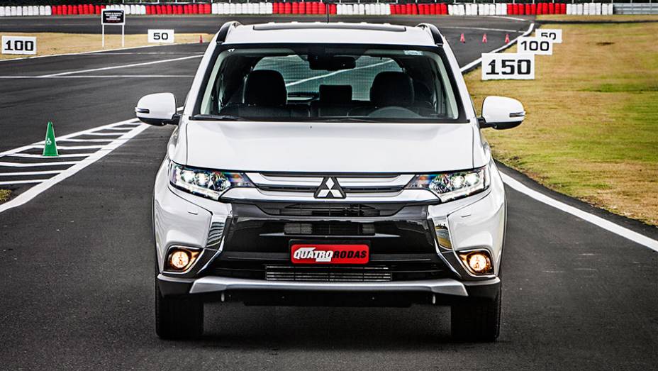 Conjunto ótico ganhou faróis e luzes de iluminação diurna em LED - <a href="https://quatrorodas.abril.com.br/carros/testes/mitsubishi-new-outlander-2-2l-diesel-870160.shtml" rel="migration">Leia mais</a>