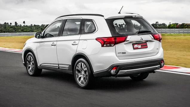 Modelo recebeu cinco estrelas no EURO NCap - <a href="https://quatrorodas.abril.com.br/carros/testes/mitsubishi-new-outlander-2-2l-diesel-870160.shtml" rel="migration">Leia mais</a>