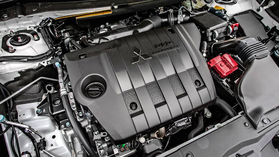 Motor 2.2L a diesel tem 165 cavalos e 36,7 mkgf - <a href="https://quatrorodas.abril.com.br/carros/testes/mitsubishi-new-outlander-2-2l-diesel-870160.shtml" rel="migration">Leia mais</a>