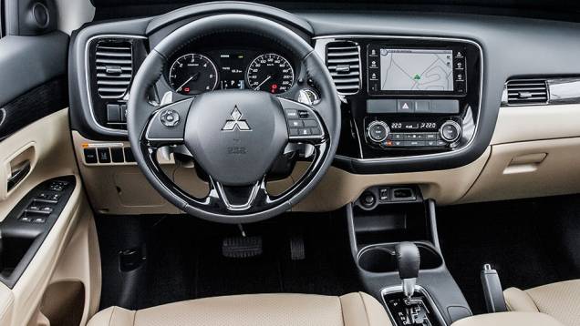 Interior bem acabado, com materiais agradáveis ao toque e com peças bem encaixadas - <a href="https://quatrorodas.abril.com.br/carros/testes/mitsubishi-new-outlander-2-2l-diesel-870160.shtml" rel="migration">Leia mais</a>