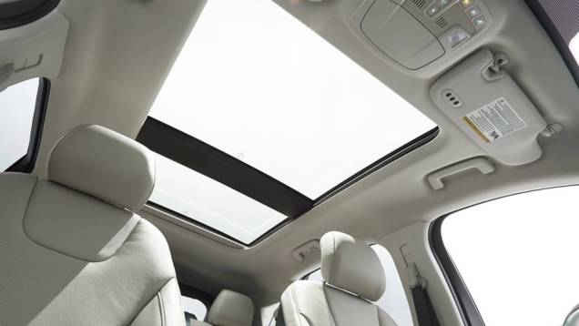 O enorme teto solar panorâmico é vendido como opcional | <a href="https://quatrorodas.abril.com.br/noticias/saloes/paris-2014/ford-apresenta-novo-edge-787116.shtml" rel="migration">Leia mais</a> O enorme teto solar panorâmico é vendido como opcional | <a href="https://quatrorodas.abril.com.br/noticias/saloes/paris-2014/ford-apresenta-novo-edge-787116.shtml" rel="migration">Leia mais</a>