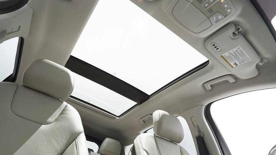 O enorme teto solar panor&acirc;mico &eacute; vendido como opcional | <a href="https://quatrorodas.abril.com.br/noticias/saloes/paris-2014/ford-apresenta-novo-edge-787116.shtml" rel="migration">Leia mais</a>