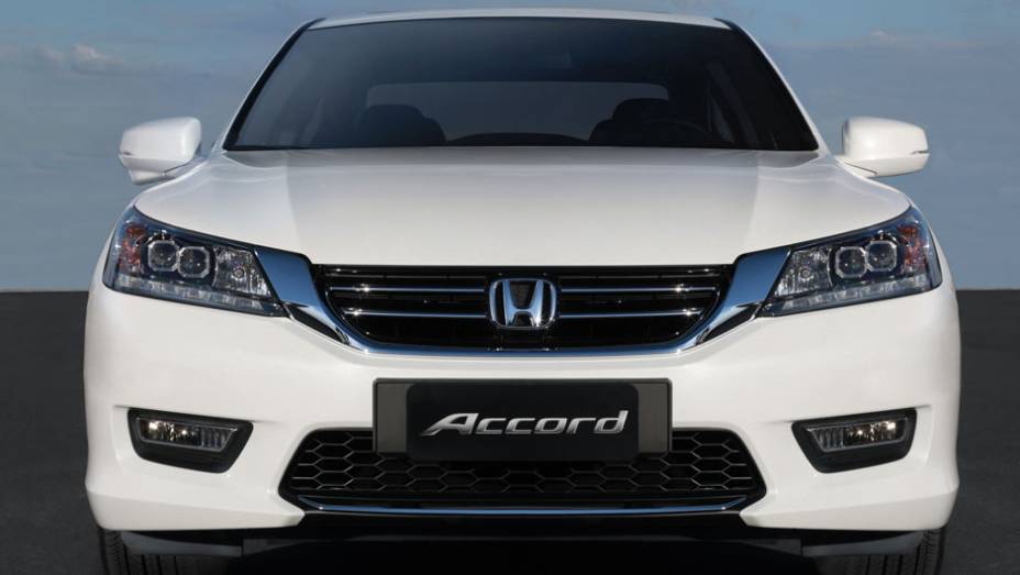 De frente é fácil notar semelhanças com o utilitário esportivo CR-V | <a href="https://quatrorodas.abril.com.br/carros/lancamentos/honda-accord-2014-744960.shtml" rel="migration">Leia mais</a>