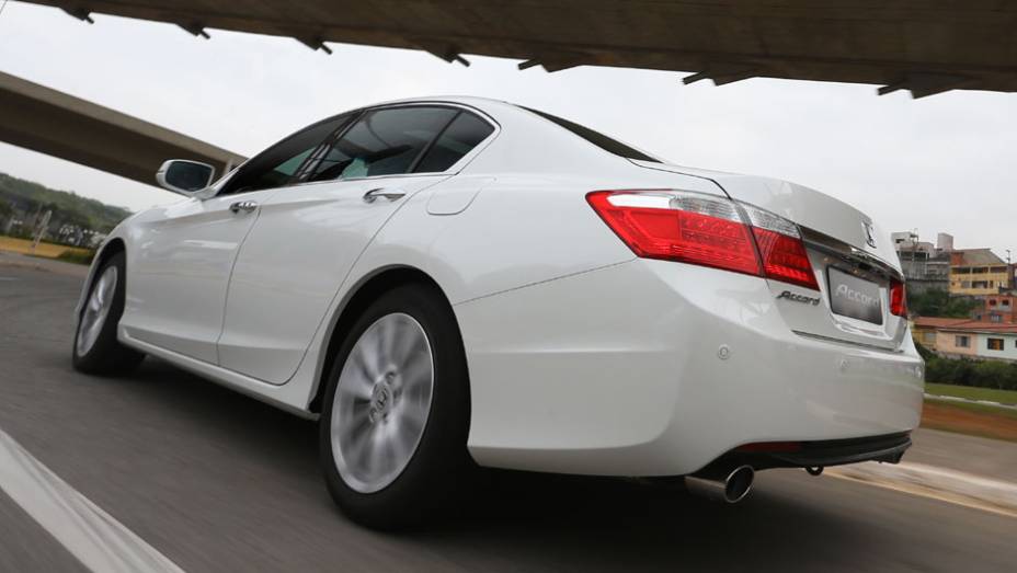 A traseira tem estilo mais discreto, com lanternas que lembram um pouco os modelos da BMW | <a href="https://quatrorodas.abril.com.br/carros/lancamentos/honda-accord-2014-744960.shtml" rel="migration">Leia mais</a>