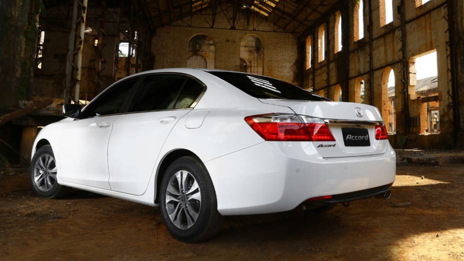 Apesar do design moderno, o Accord continua sendo discreto | <a href="https://quatrorodas.abril.com.br/carros/lancamentos/honda-accord-2014-744960.shtml" rel="migration">Leia mais</a>