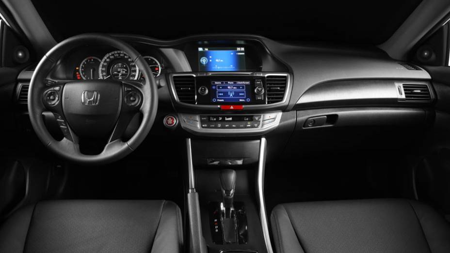 O interior traz bom acabamento e comandos com fácil acesso aos ocupantes | <a href="https://quatrorodas.abril.com.br/carros/lancamentos/honda-accord-2014-744960.shtml" rel="migration">Leia mais</a>