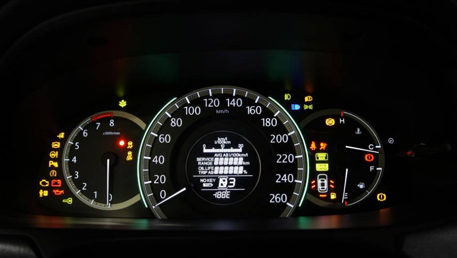 Se o painel não é tão ousado, ele facilita a visualização das informações | <a href="https://quatrorodas.abril.com.br/carros/lancamentos/honda-accord-2014-744960.shtml" rel="migration">Leia mais</a>