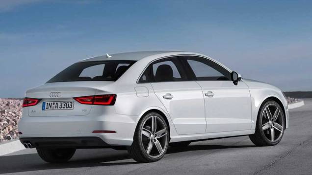 A traseira lembra muito outros sedãs da marca, como o A4 e o A6 | <a href="https://quatrorodas.abril.com.br/saloes/new-york/2013/audi-a3-s3-sedan-737169.shtml" rel="migration">Leia mais</a>