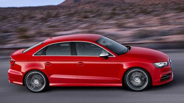 Por fora, ele se diferencia do A3 Sedan pelos novos para-choques, saias laterais e spoiler no porta-malas | <a href="https://quatrorodas.abril.com.br/saloes/new-york/2013/audi-a3-s3-sedan-737169.shtml" rel="migration">Leia mais</a> Por fora, ele se diferencia do A3 Sedan pelos novos para-choques, saias laterais e spoiler no porta-malas | <a href="https://quatrorodas.abril.com.br/saloes/new-york/2013/audi-a3-s3-sedan-737169.shtml" rel="migration">Leia mais</a>