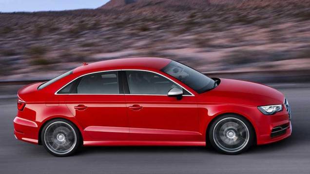 Por fora, ele se diferencia do A3 Sedan pelos novos para-choques, saias laterais e spoiler no porta-malas | <a href="https://quatrorodas.abril.com.br/saloes/new-york/2013/audi-a3-s3-sedan-737169.shtml" rel="migration">Leia mais</a>