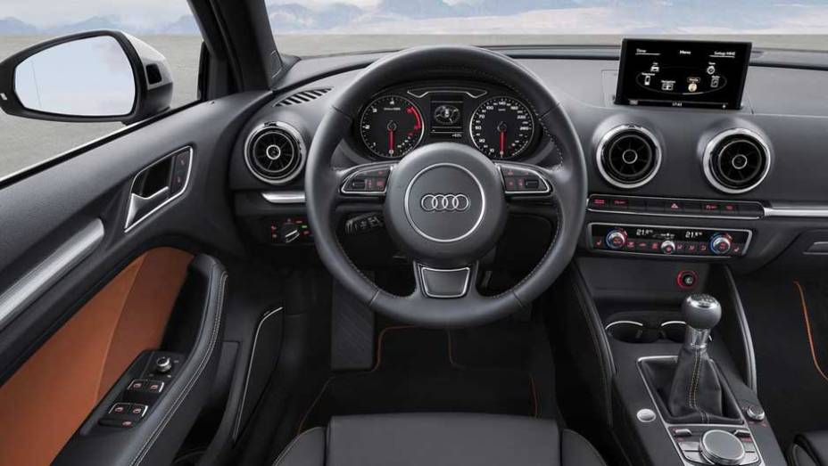 O interior é idêntico ao do A3 hatch | <a href="https://quatrorodas.abril.com.br/saloes/new-york/2013/audi-a3-s3-sedan-737169.shtml" rel="migration">Leia mais</a>