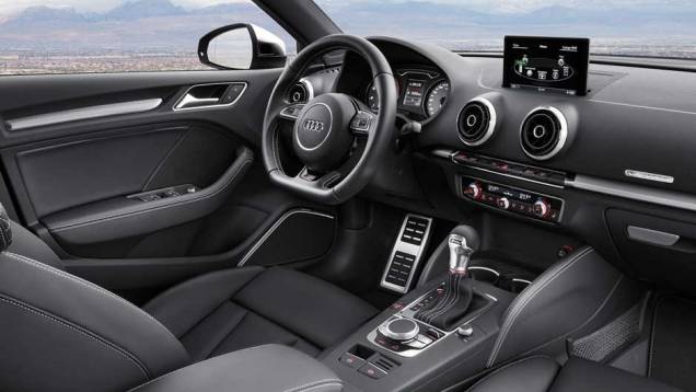 No caso do S3 Sedan, alguns detalhes têm apliques prateados e as pedaleiras são de alumínio | <a href="https://quatrorodas.abril.com.br/saloes/new-york/2013/audi-a3-s3-sedan-737169.shtml" rel="migration">Leia mais</a> No caso do S3 Sedan, alguns detalhes têm apliques prateados e as pedaleiras são de alumínio | <a href="https://quatrorodas.abril.com.br/saloes/new-york/2013/audi-a3-s3-sedan-737169.shtml" rel="migration">Leia mais</a>