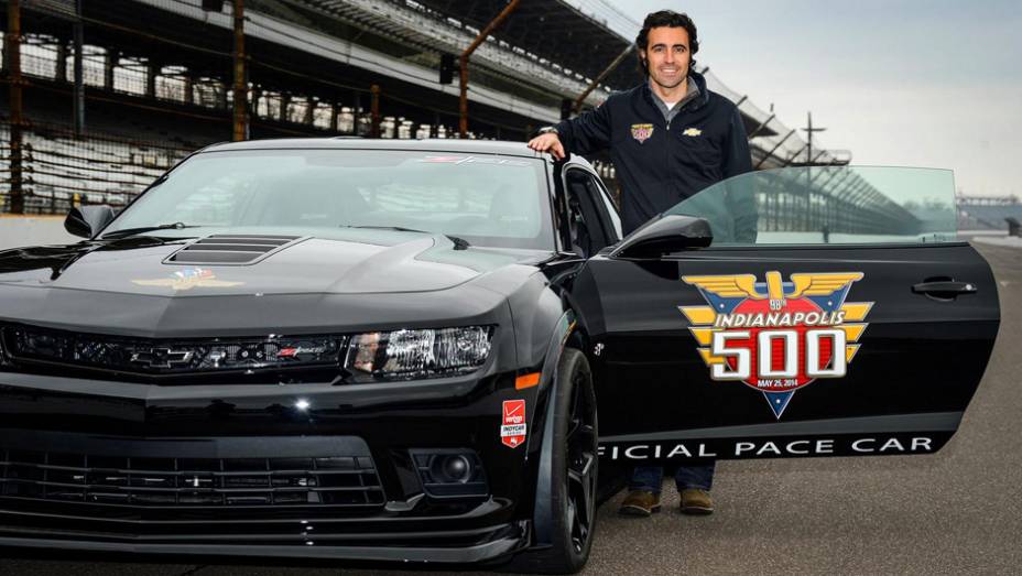 O carro será dirigido pelo tricampeão da prova, Dario Franchitti | <a href="https://quatrorodas.abril.com.br/noticias/fabricantes/f-indy-apresenta-seu-novo-pace-car-chevrolet-camaro-z-28-777840.shtml" rel="migration">Leia mais</a>