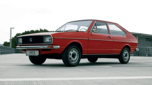 A primeira geração do Passat estreou na Europa em maio de 1973; com linhas assinadas por Giorgetto Giugiaro, vendeu 2,5 milhões de unidades em sete anos somente na Alemanha