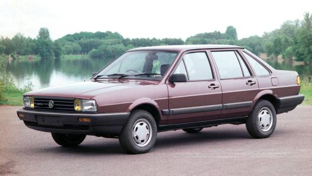 Em 1981, o Passat ganhou traços mais retos e ficou maior; suas versões sedã e perua são velhas conhecidas dos brasileiros: aqui, foram vendidas como Santana e Quantum Em 1981, o Passat ganhou traços mais retos e ficou maior; suas versões sedã e perua são velhas conhecidas dos brasileiros: aqui, foram vendidas como Santana e Quantum