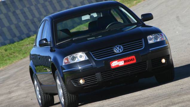 Uma leve reestilização foi feita em 2001, deixando o Passat com traços mais arredondados, principalmente na dianteira Uma leve reestilização foi feita em 2001, deixando o Passat com traços mais arredondados, principalmente na dianteira