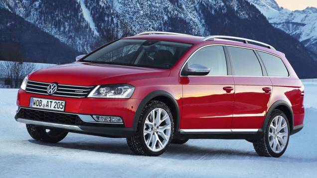 Na onda aventureira, a VW lançou a Passat Alltrack em 2011; baseada na Variant atual, tem os adereços plásticos pintados de preto e prata que caracterizam este tipo de carro