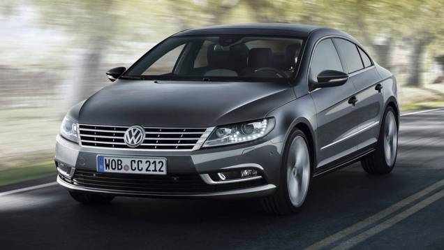 Acompanhando o Passat, a marca de Wolfsburg deu um tapa no visual do Passat CC; junto com a mudança visual veio um novo nome: agora ele se chama apenas CC Acompanhando o Passat, a marca de Wolfsburg deu um tapa no visual do Passat CC; junto com a mudança visual veio um novo nome: agora ele se chama apenas CC