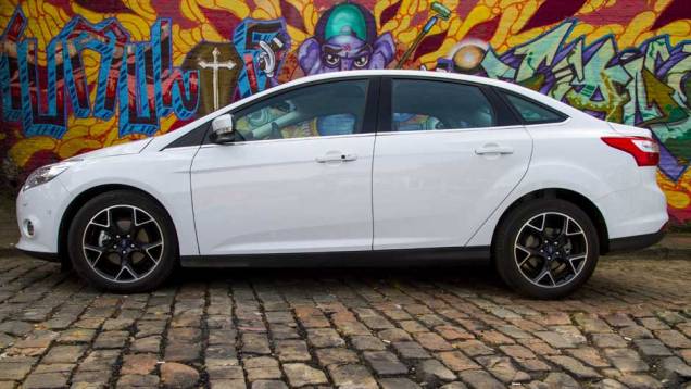 Projeto global, ele tem estilo bem mais esportivo que seu antecessor | <a href="https://quatrorodas.abril.com.br/carros/lancamentos/novo-ford-focus-sedan-755333.shtml" rel="migration">Leia mais</a>