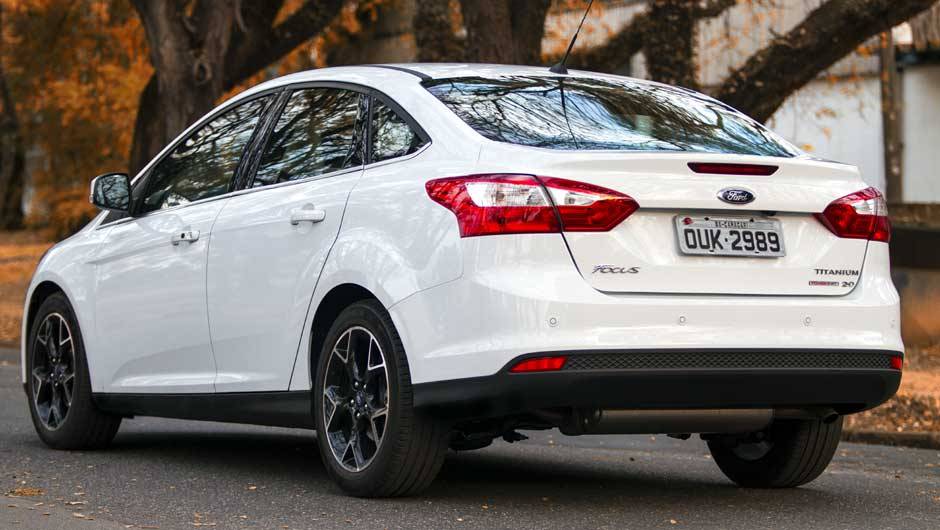 O formato ousado das lanternas chama aten&ccedil;&atilde;o na parte traseira | <a href="https://quatrorodas.abril.com.br/carros/lancamentos/novo-ford-focus-sedan-755333.shtml" rel="migration">Leia mais</a>