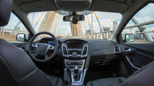 Interior é aconchegante, mas faltam equipamentos oferecidos na concorrência | <a href="https://quatrorodas.abril.com.br/carros/lancamentos/novo-ford-focus-sedan-755333.shtml" rel="migration">Leia mais</a>