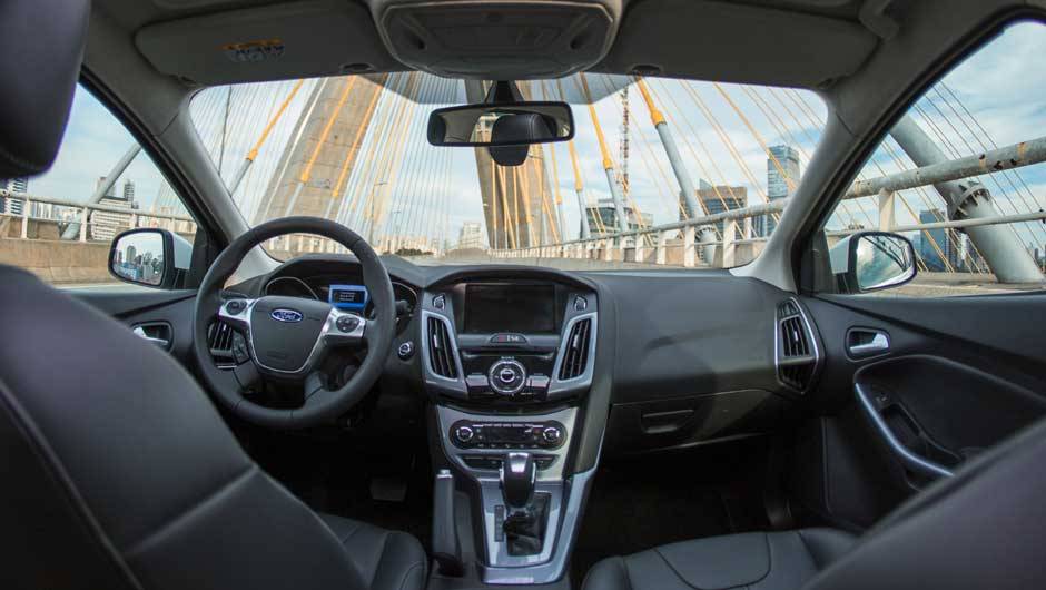 Interior &eacute; aconchegante, mas faltam equipamentos oferecidos na concorr&ecirc;ncia | <a href="https://quatrorodas.abril.com.br/carros/lancamentos/novo-ford-focus-sedan-755333.shtml" rel="migration">Leia mais</a>