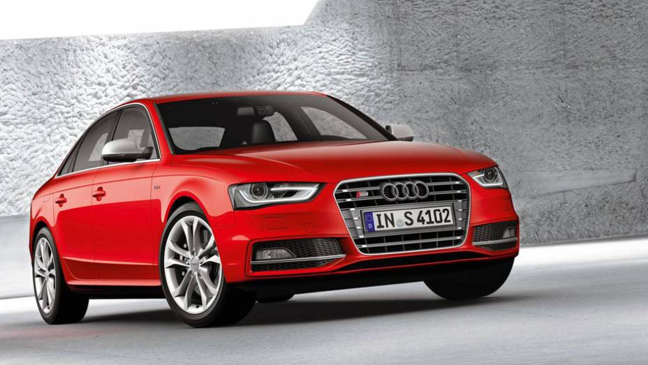 O esportivo S4 também entrou na dança | <a href="https://quatrorodas.abril.com.br/noticias/audi-reestiliza-linha-a4-306002_p.shtml" rel="migration">Leia mais</a>