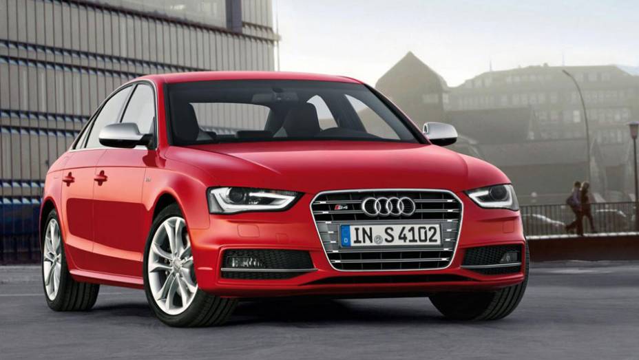 Seja na versão perua ou sedã, o S4 diverte o motorista | <a href="https://quatrorodas.abril.com.br/noticias/audi-reestiliza-linha-a4-306002_p.shtml" rel="migration">Leia mais</a>