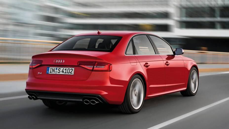 Acostume-se com a vista: o S4 é tão rápido que será difícil vê-lo de frente | <a href="https://quatrorodas.abril.com.br/noticias/audi-reestiliza-linha-a4-306002_p.shtml" rel="migration">Leia mais</a>