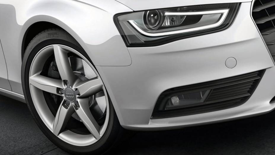 Detalhe das rodas e dos belos faróis com LEDs | <a href="https://quatrorodas.abril.com.br/noticias/audi-reestiliza-linha-a4-306002_p.shtml" rel="migration">Leia mais</a>