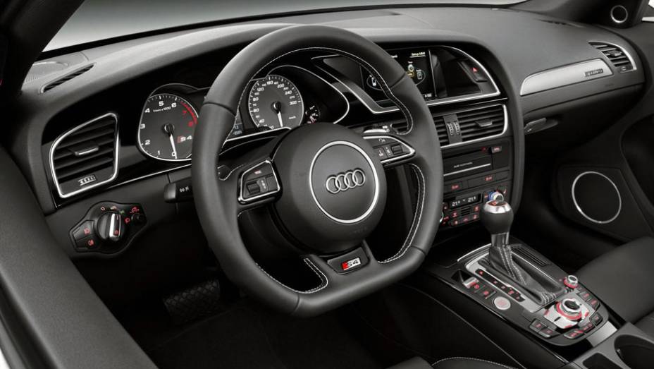 O interior do S4 oferece acabamento de primeira linha e volante esportivo | <a href="https://quatrorodas.abril.com.br/noticias/audi-reestiliza-linha-a4-306002_p.shtml" rel="migration">Leia mais</a>