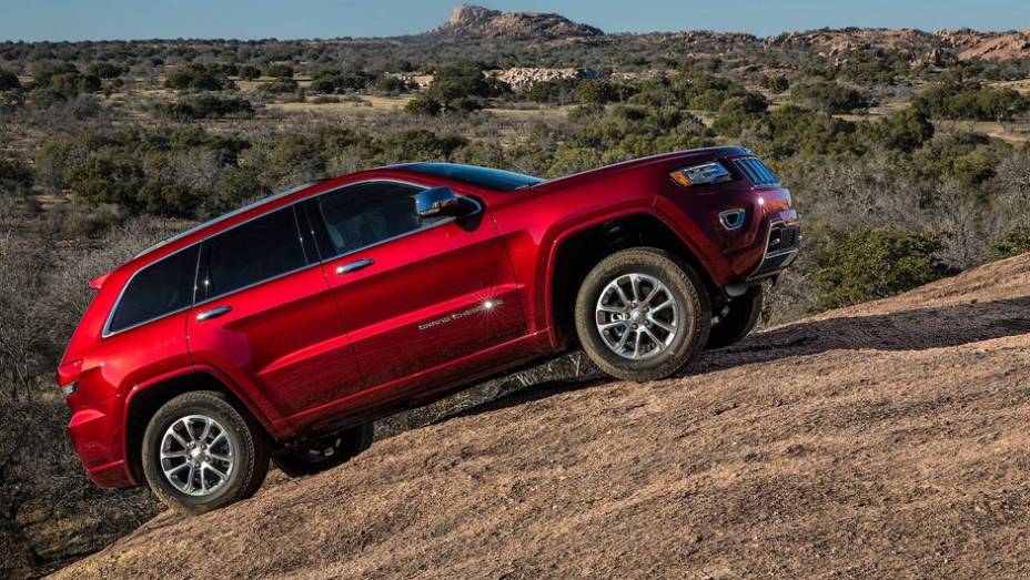 Os traços retilíneos ganharam contornos mais suaves, especialmente na frente | <a href="https://quatrorodas.abril.com.br/carros/lancamentos/jeep-grand-cherokee-771722.shtml" rel="migration">Leia mais</a>