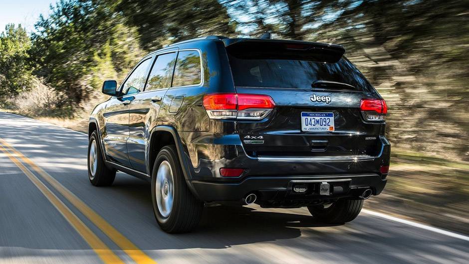 Na traseira, as lanternas foram redesenhadas e a r&eacute;gua cromada no centro da tampa sumiu | <a href="https://quatrorodas.abril.com.br/carros/lancamentos/jeep-grand-cherokee-771722.shtml" rel="migration">Leia mais</a>
