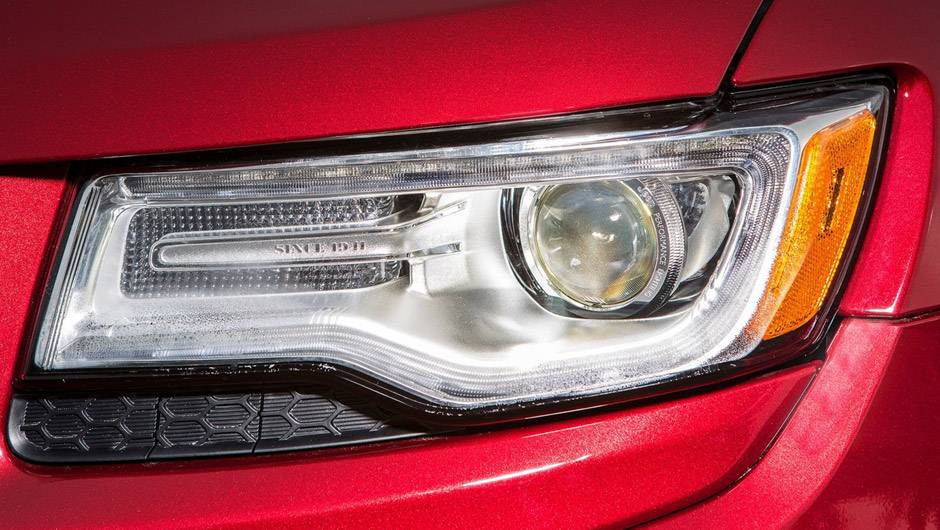Os far&oacute;is ficaram mais ousados e por tr&aacute;s das lentes h&aacute; a inscri&ccedil;&atilde;o Since 1941, em alus&atilde;o ao ano de funda&ccedil;&atilde;o da marca Jeep | <a href="https://quatrorodas.abril.com.br/carros/lancamentos/jeep-grand-cherokee-771722.shtml" rel="migration">Leia mais</a>