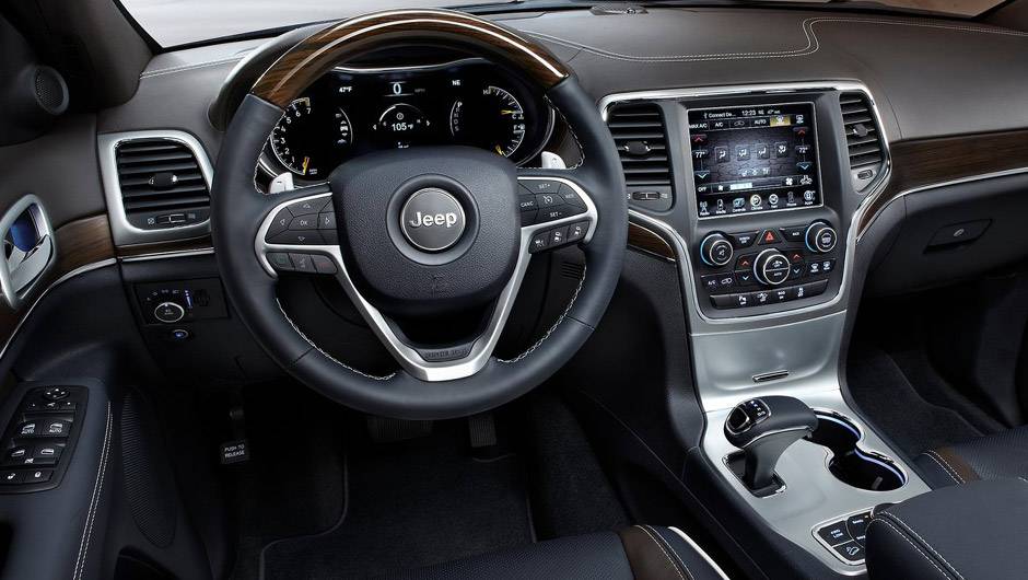 O volante de tr&ecirc;s raios tem comandos de som, piloto autom&aacute;tico e telefonia | <a href="https://quatrorodas.abril.com.br/carros/lancamentos/jeep-grand-cherokee-771722.shtml" rel="migration">Leia mais</a>