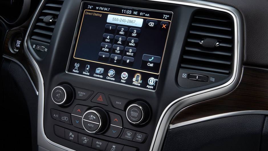 Tela multim&iacute;dia da central U Connect &eacute; de cinco polegadas na vers&atilde;o Laredo e 8,4 polegadas na Limited | <a href="https://quatrorodas.abril.com.br/carros/lancamentos/jeep-grand-cherokee-771722.shtml" rel="migration">Leia mais</a>