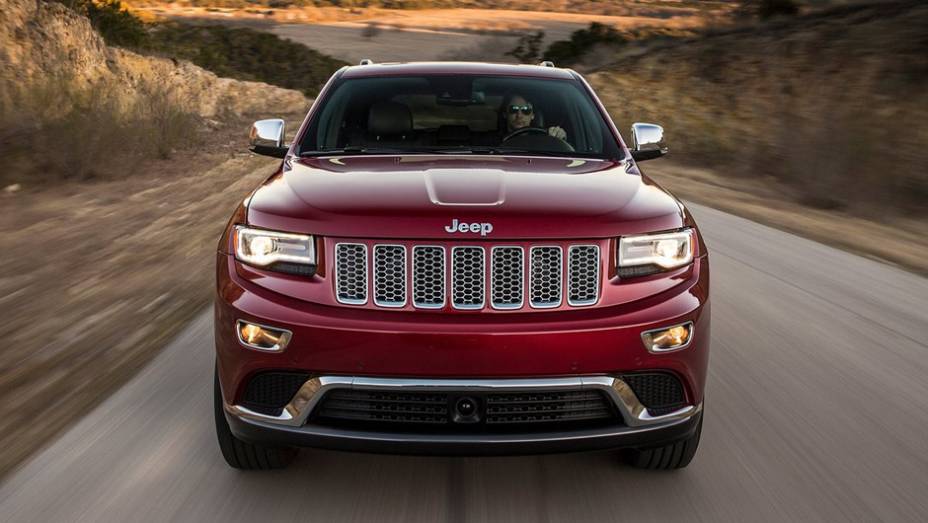 Muita coisa mudou desde os anos 40, mas um detalhe permanece: as sete barras verticais da grade, que identificam os carros da Jeep; o novo Grand Cherokee sai por R$ 185.900 na versão Laredo | <a href="https://quatrorodas.abril.com.br/carros/lancamentos/jee" rel="migration"></a>