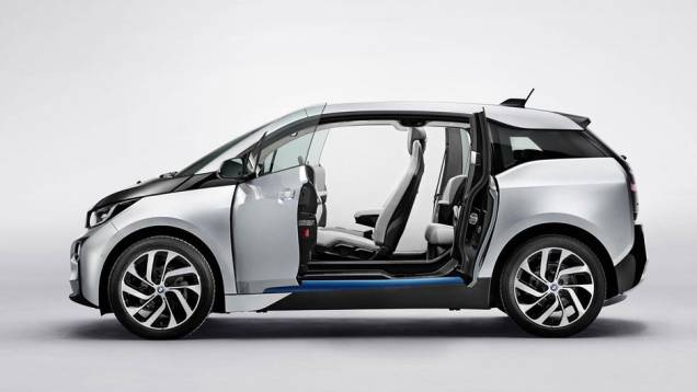 Acesso à parte traseira do interior é realizado por portas com abertura em sentido invertido | <a href="https://quatrorodas.abril.com.br/saloes/frankfurt/2013/bmw-i3-753151.shtml" rel="migration">Leia mais</a>