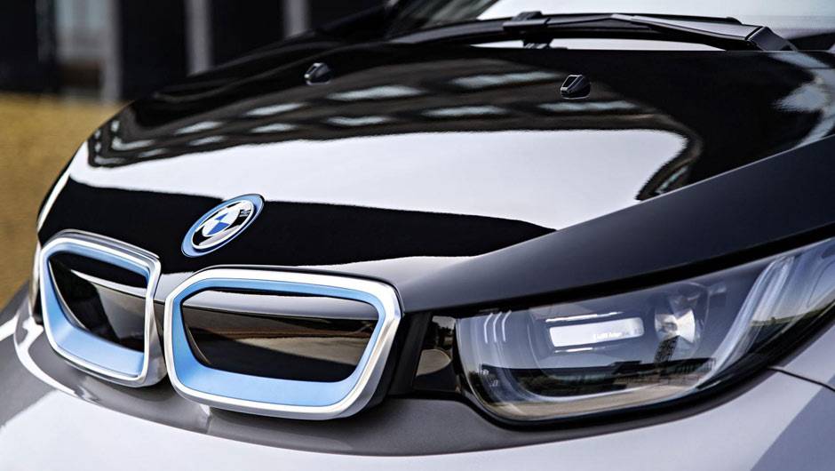 A autonomia sobe para aproximadamente 300 quil&ocirc;metros com um motor a gasolina que abastece a bateria de &iacute;on-l&iacute;tio | <a href="https://quatrorodas.abril.com.br/saloes/frankfurt/2013/bmw-i3-753151.shtml" rel="migration">Leia mais</a>