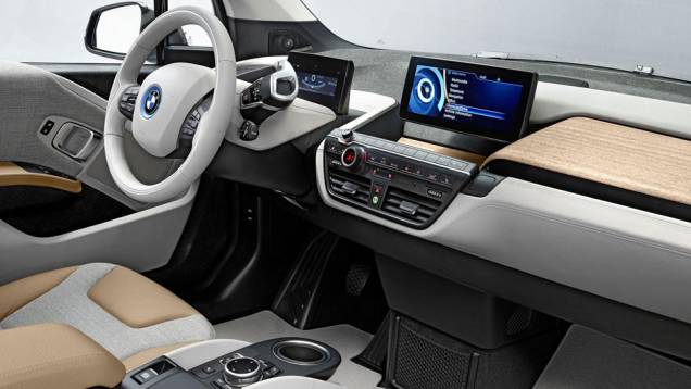 Elegante, o interior tem materiais ecológicos, como madeira, lã e couro tratado | <a href="https://quatrorodas.abril.com.br/saloes/frankfurt/2013/bmw-i3-753151.shtml" rel="migration">Leia mais</a>